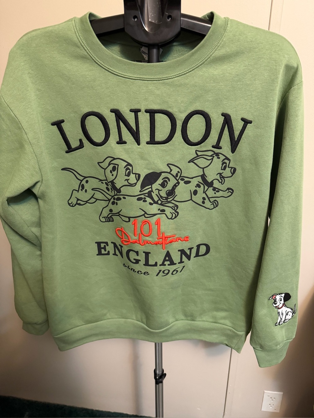 Disney 101 Dalmatians London England Crewneck Sweatshirt 🐾